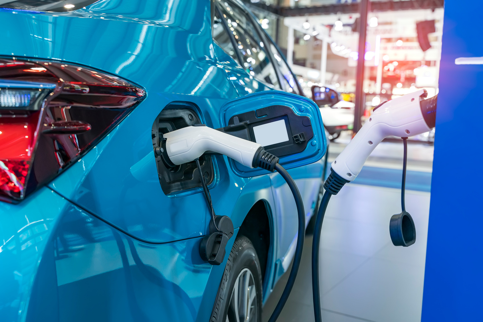 Otoparkta şarj olan elektrikli araç